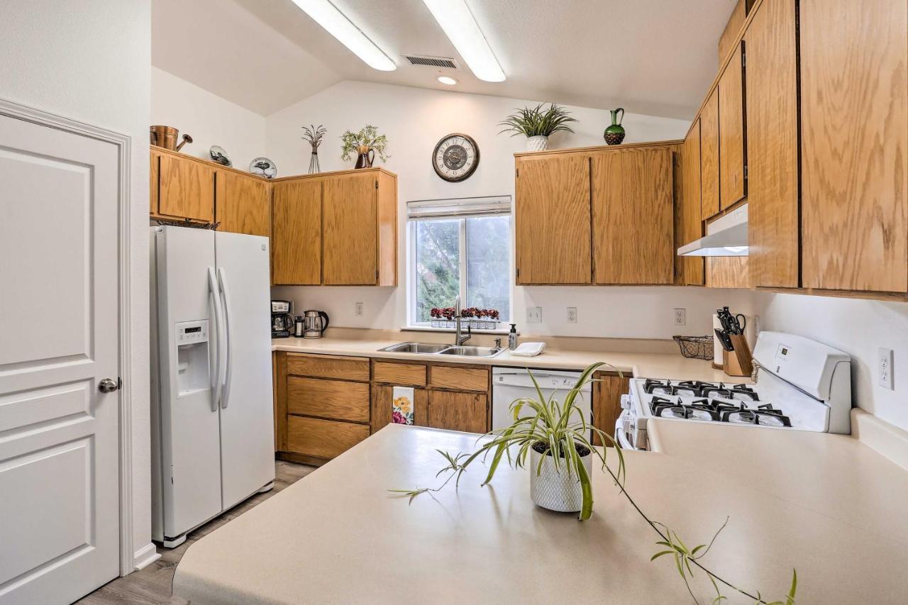 Mount Shasta Escape With Balcony About Walk To Dtwn Villa Bagian luar foto