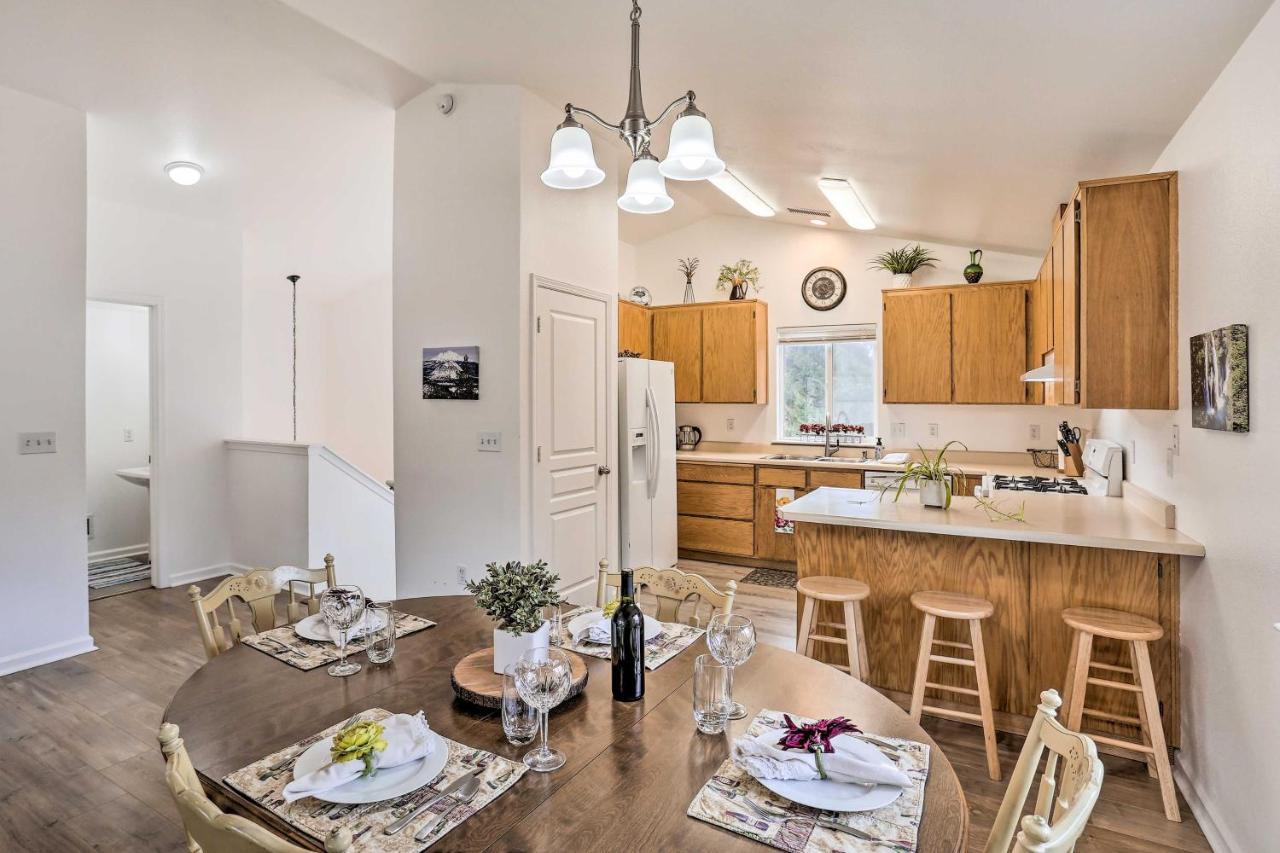 Mount Shasta Escape With Balcony About Walk To Dtwn Villa Bagian luar foto