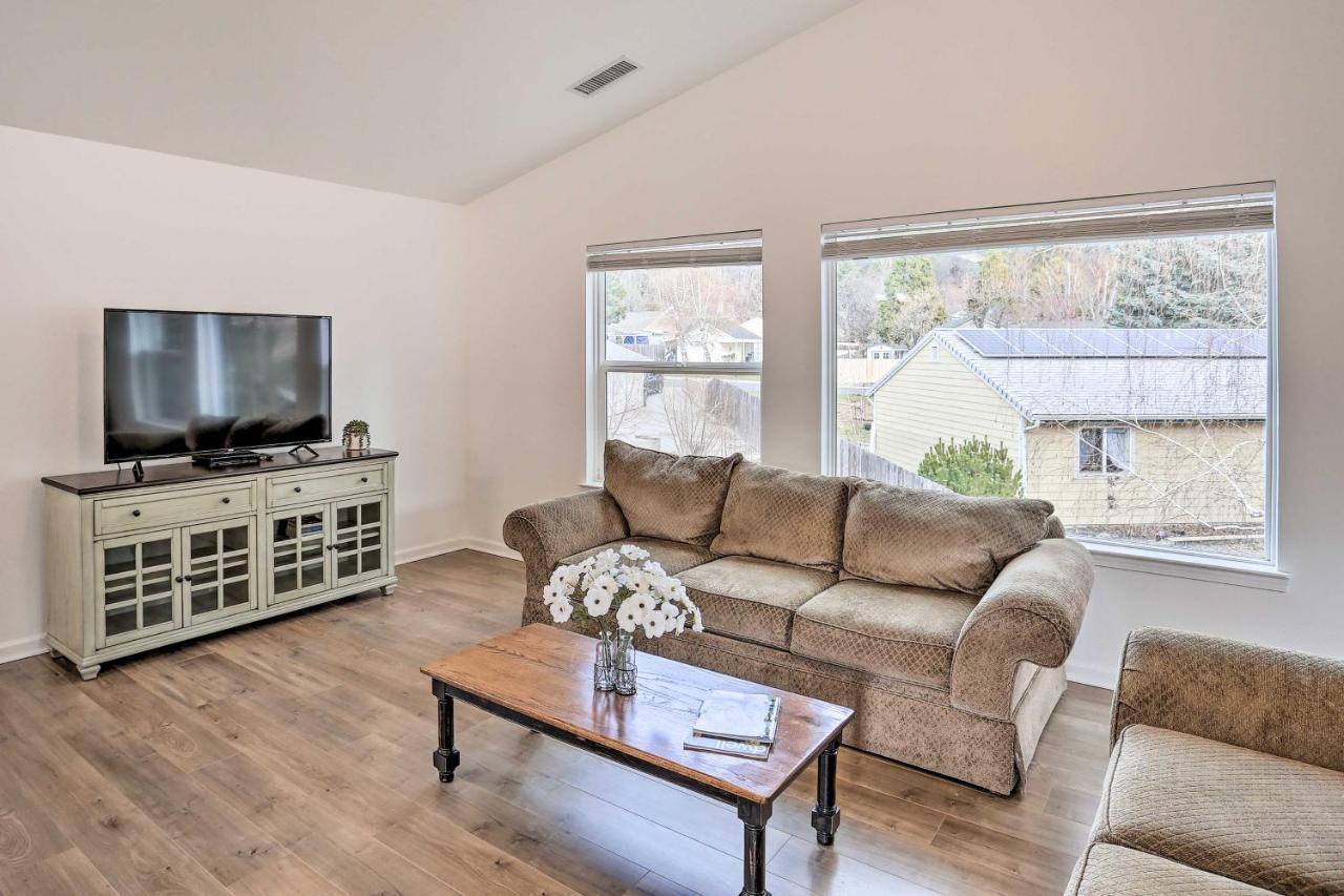 Mount Shasta Escape With Balcony About Walk To Dtwn Villa Bagian luar foto