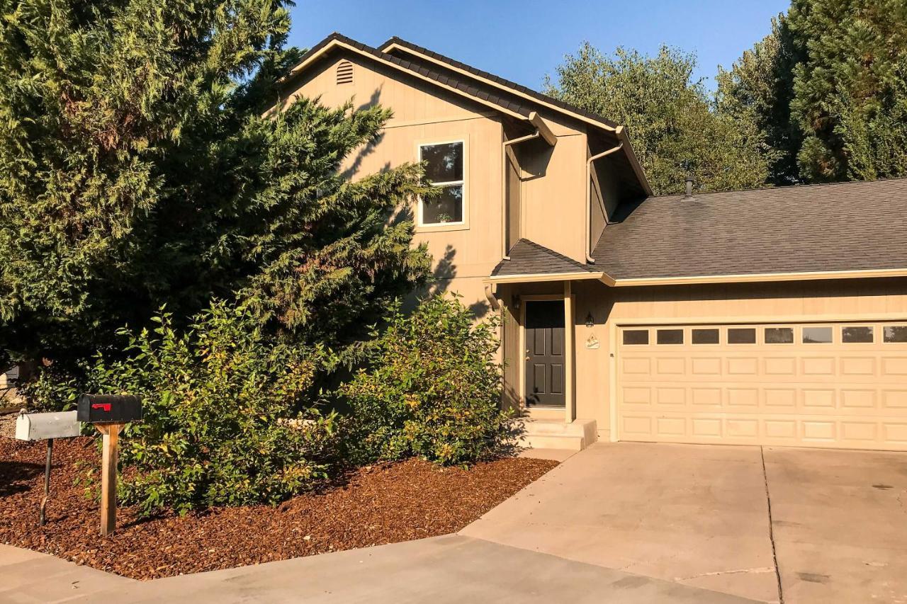 Mount Shasta Escape With Balcony About Walk To Dtwn Villa Bagian luar foto