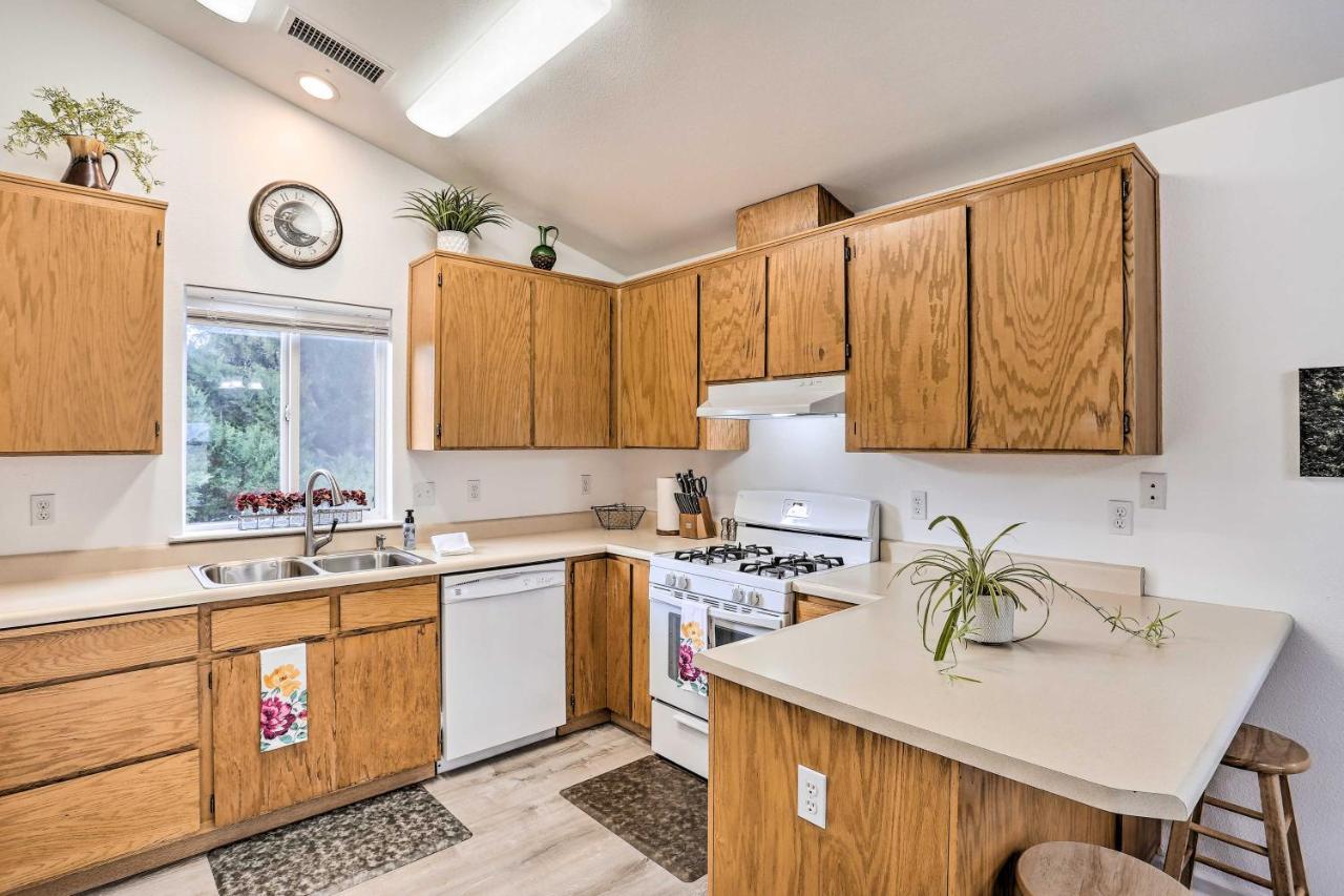 Mount Shasta Escape With Balcony About Walk To Dtwn Villa Bagian luar foto